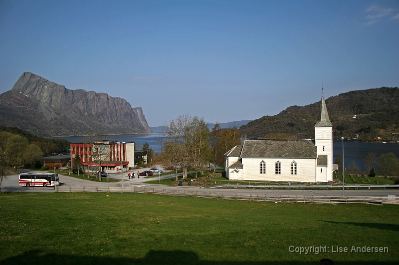 Kvaernstensparken002.JPG - Ved siden af rådhuset ligger den smukke trækirke med Lihesten som baggrund.