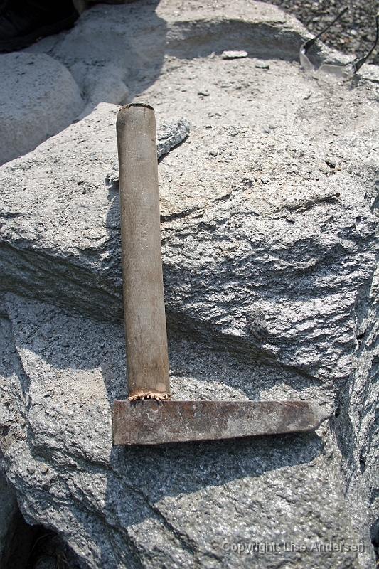 Kvaernstensparken012.JPG - Hammer med spids som bruges til at hugge stenen fri med.