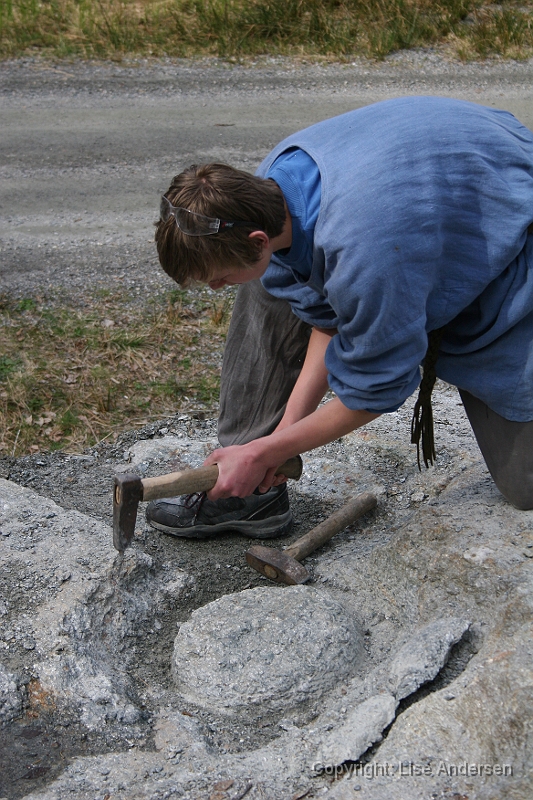 Kvaernstensparken034.JPG - En af drengene demonstrerede, hvordan stenen er hugget ud af fjeldet.